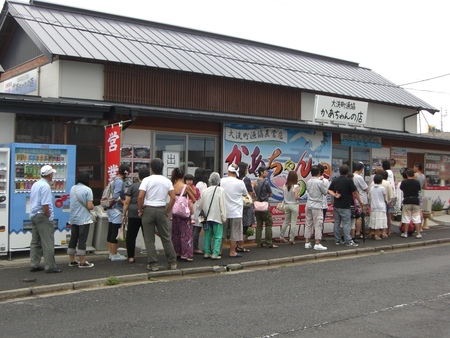本館はいつもたくさんのお客さんで賑わいます。